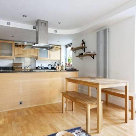Peaceful Modern 2 Bedroom Flat With Water Views Londen Buitenkant foto