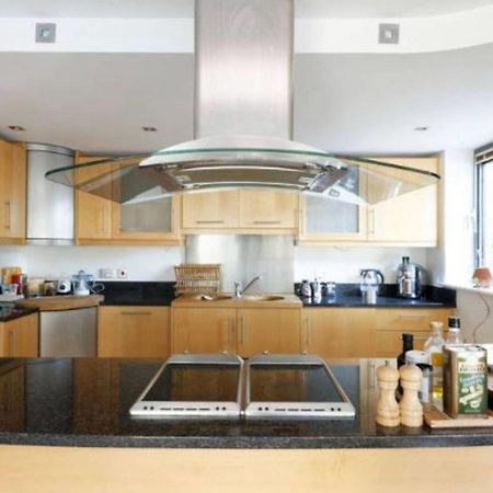 Peaceful Modern 2 Bedroom Flat With Water Views Londen Buitenkant foto