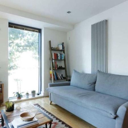 Peaceful Modern 2 Bedroom Flat With Water Views Londen Buitenkant foto