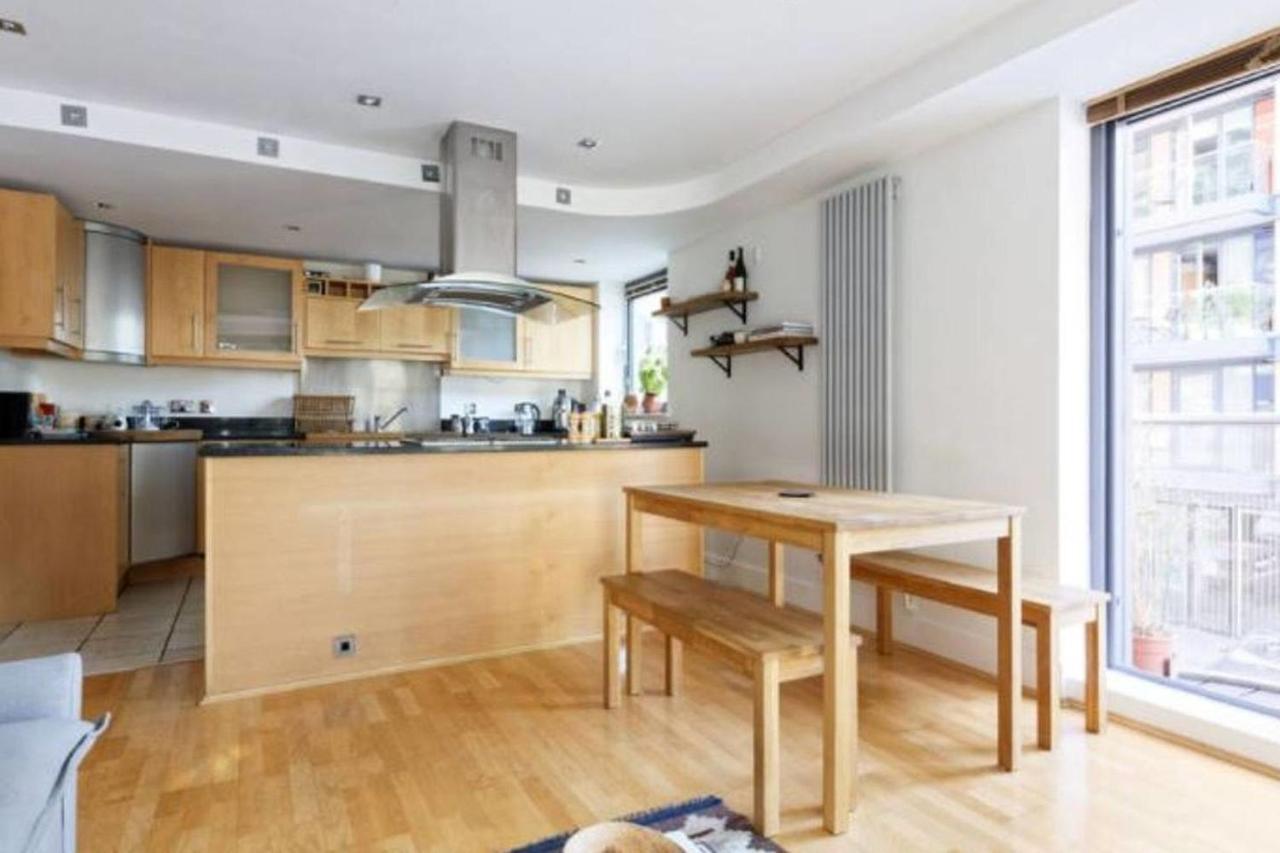Peaceful Modern 2 Bedroom Flat With Water Views Londen Buitenkant foto