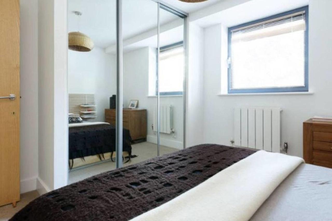 Peaceful Modern 2 Bedroom Flat With Water Views Londen Buitenkant foto