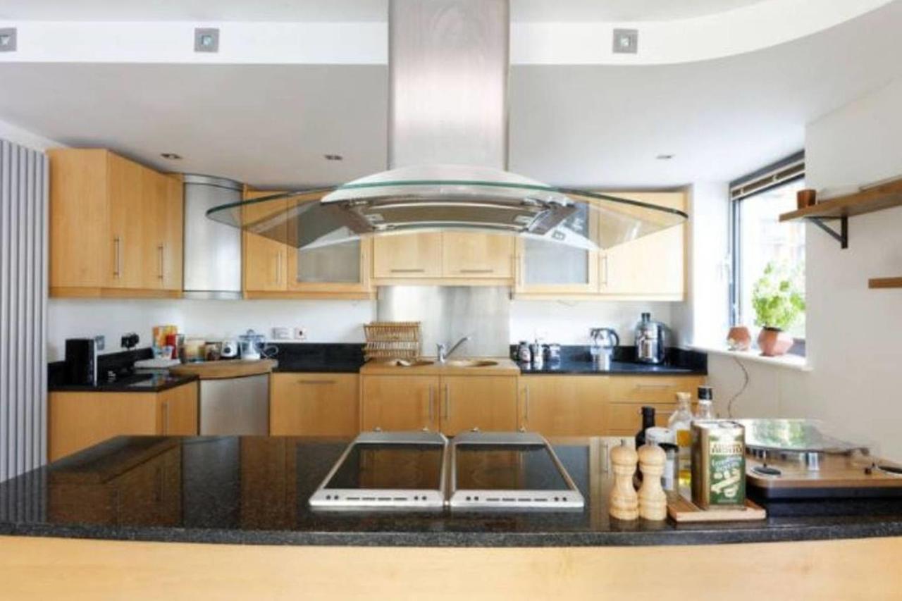 Peaceful Modern 2 Bedroom Flat With Water Views Londen Buitenkant foto