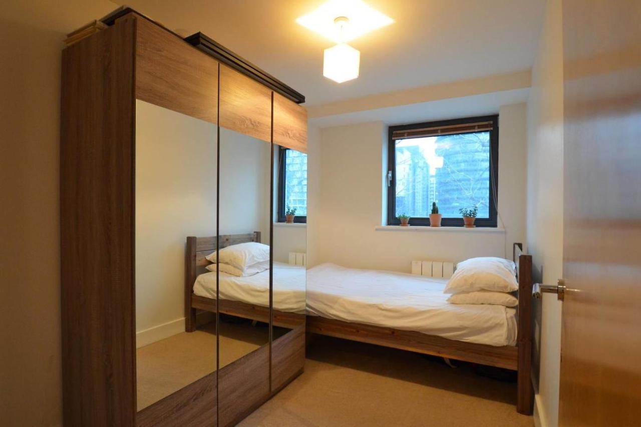 Peaceful Modern 2 Bedroom Flat With Water Views Londen Buitenkant foto