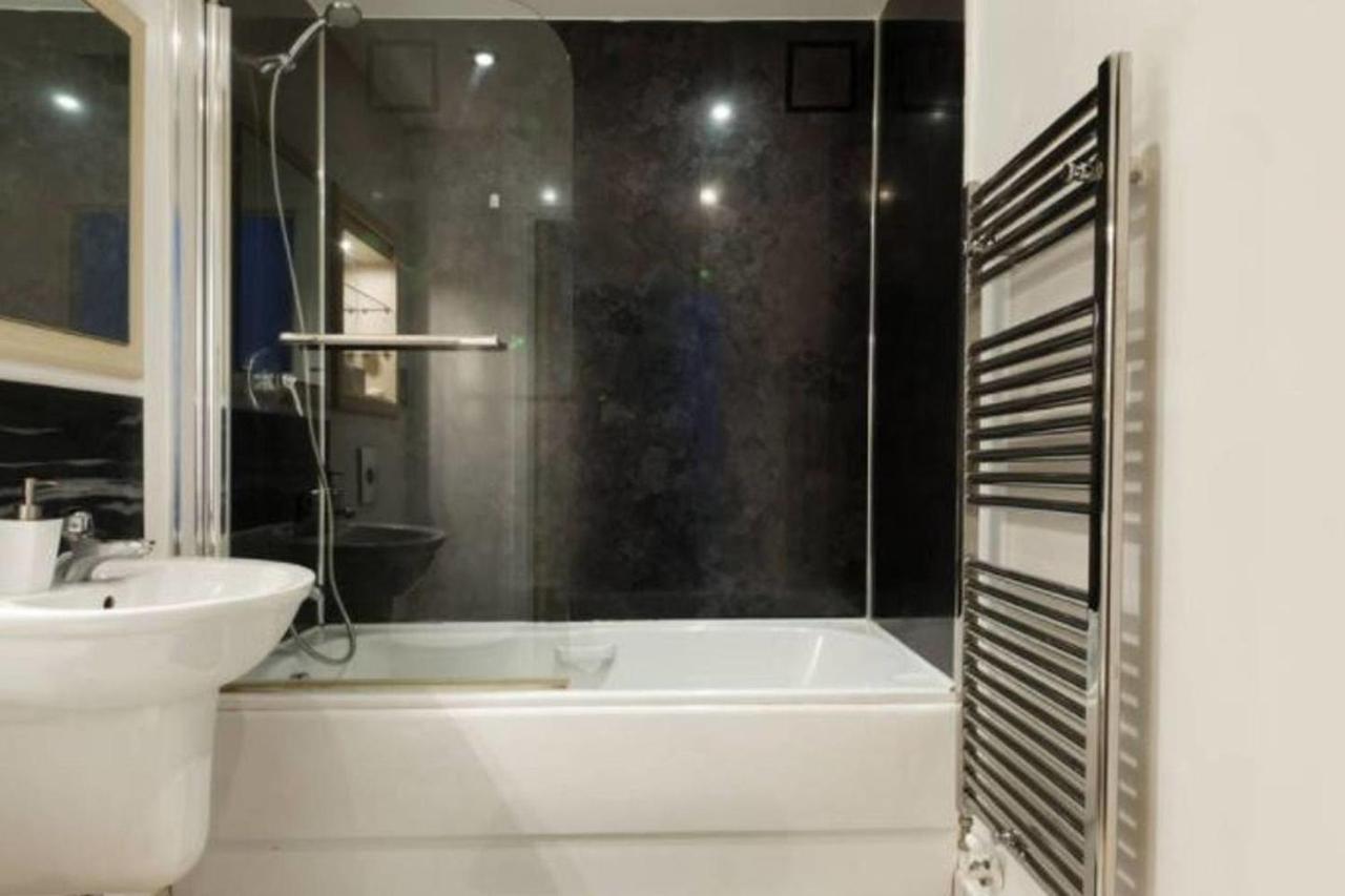 Peaceful Modern 2 Bedroom Flat With Water Views Londen Buitenkant foto