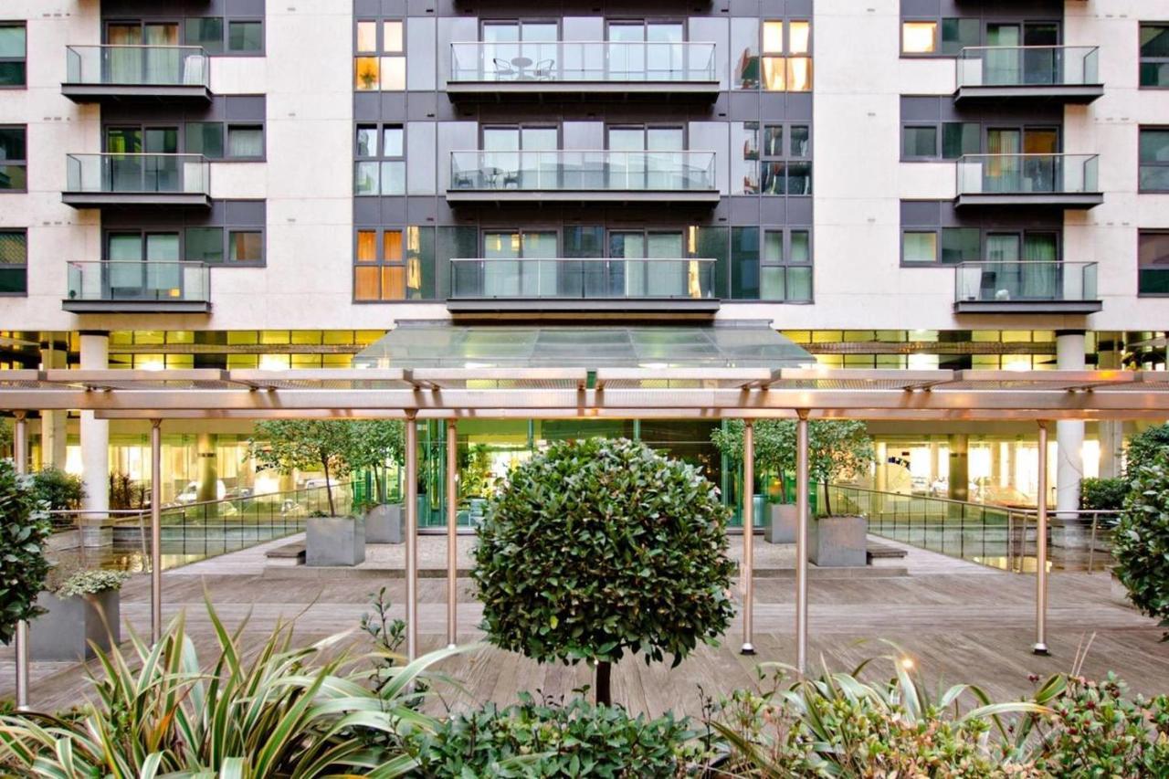 Peaceful Modern 2 Bedroom Flat With Water Views Londen Buitenkant foto