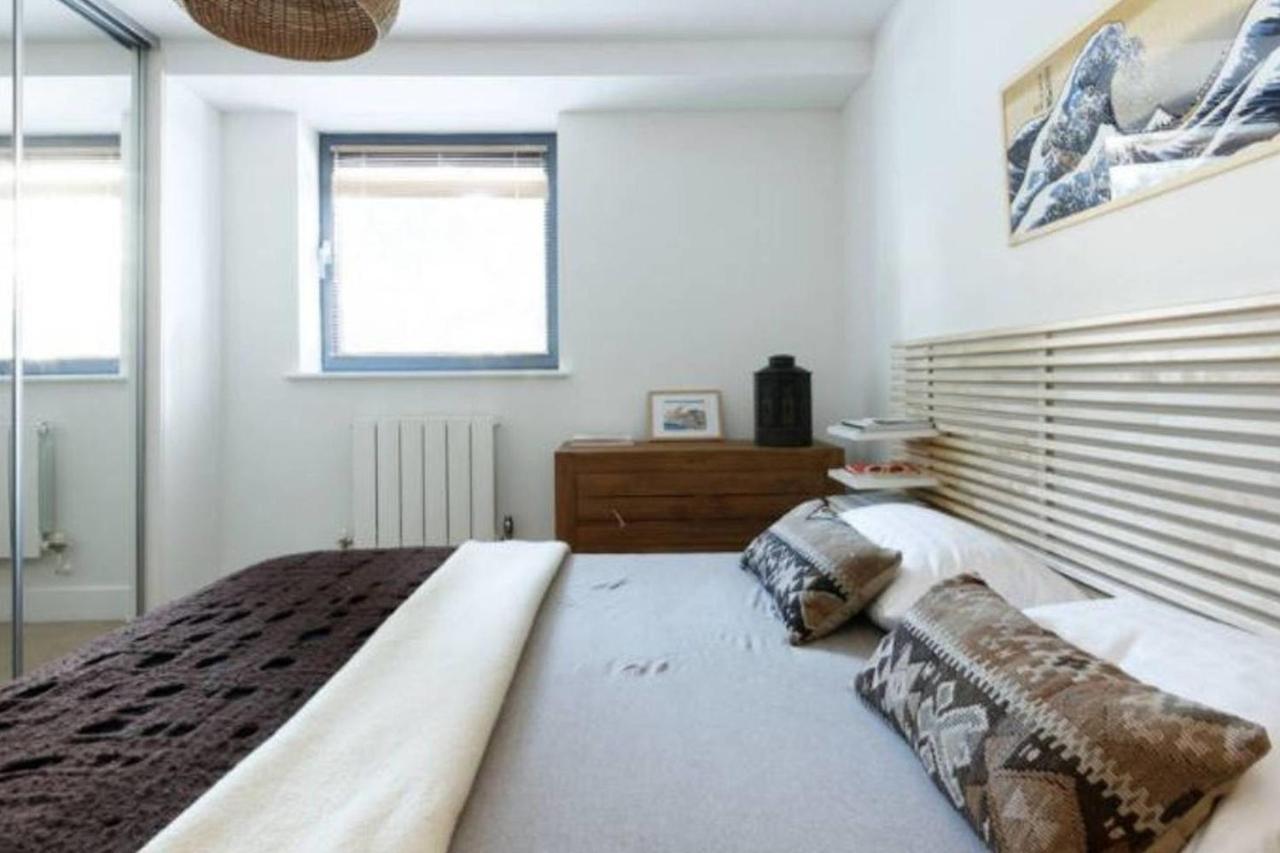 Peaceful Modern 2 Bedroom Flat With Water Views Londen Buitenkant foto
