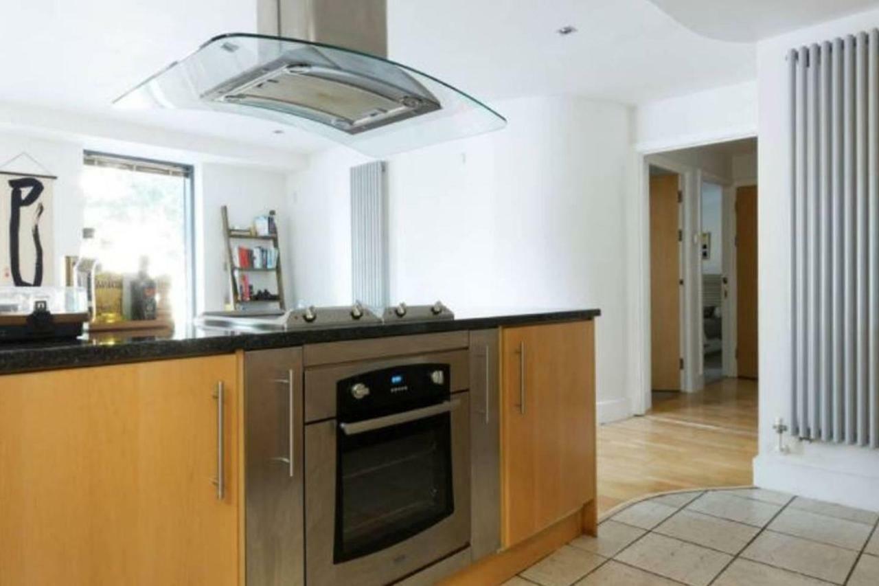 Peaceful Modern 2 Bedroom Flat With Water Views Londen Buitenkant foto