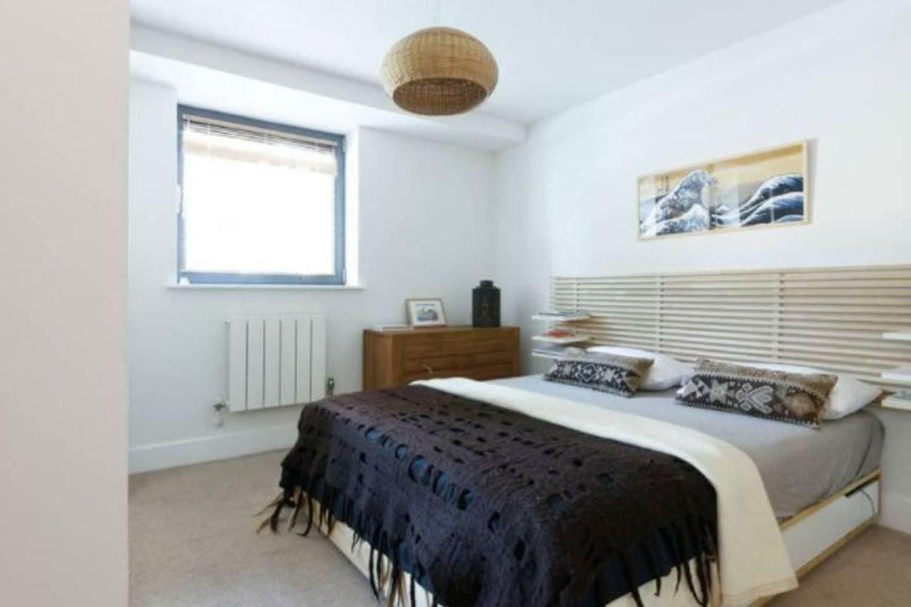 Peaceful Modern 2 Bedroom Flat With Water Views Londen Buitenkant foto