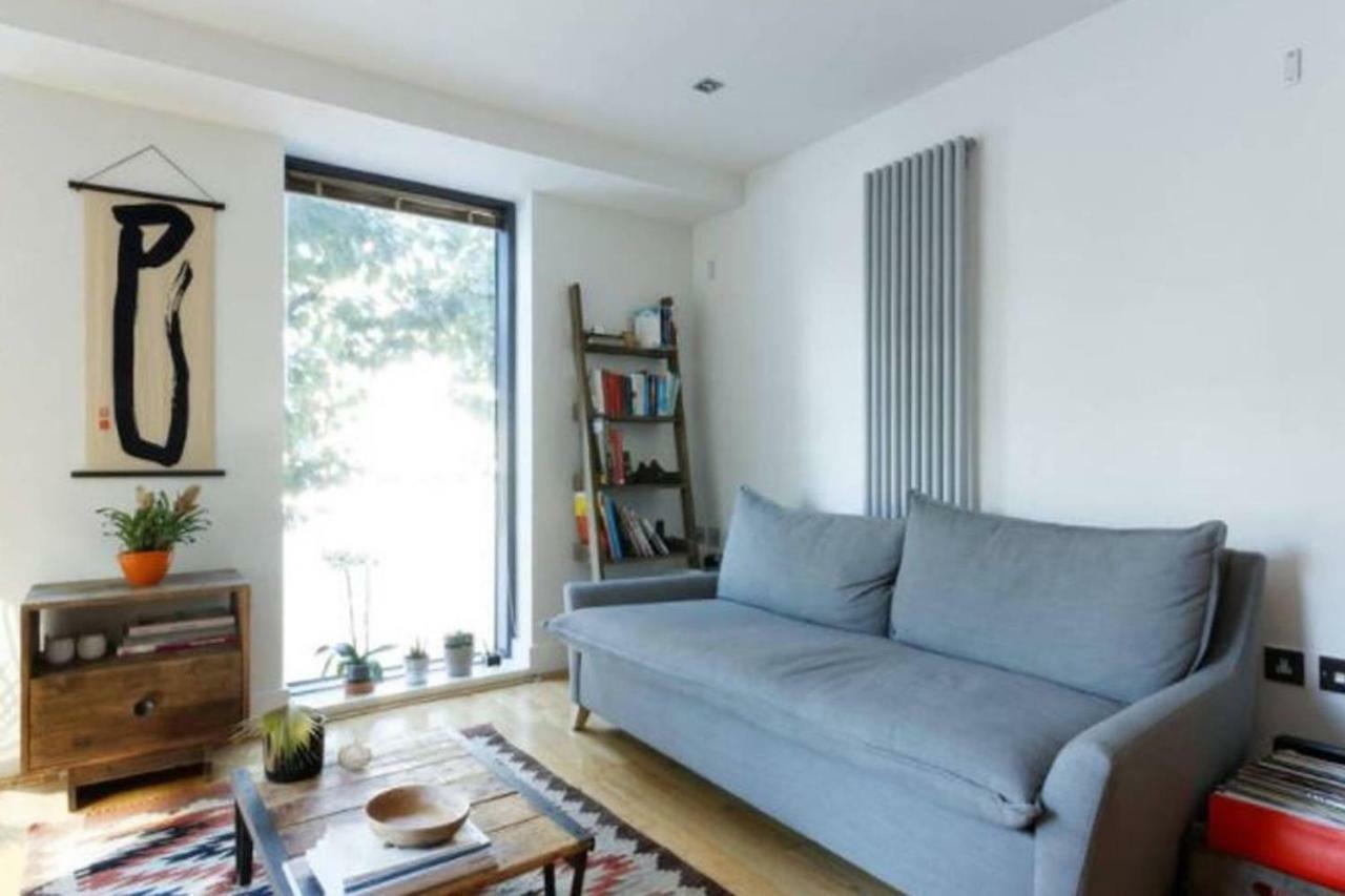 Peaceful Modern 2 Bedroom Flat With Water Views Londen Buitenkant foto